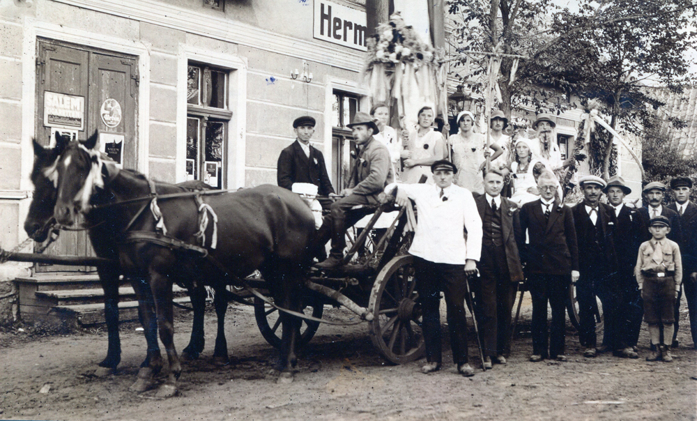 Erntedankfest im Jahre 1934 vor dem Gasthaus Hermann Napierski