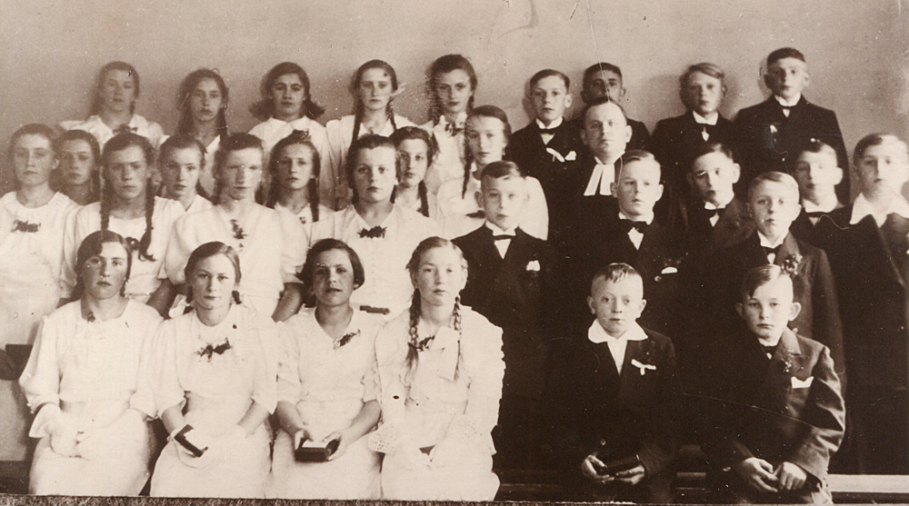Konfirmanden 1938 mit Pfarrer Podzun, Scharnau
