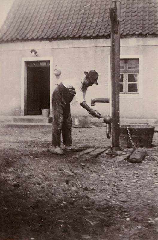 Johann Krause vor der Pumpe auf dem Hof
