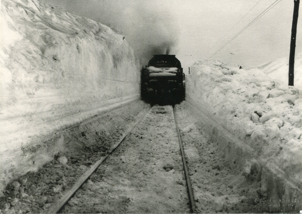 Schneeverwehungen auf der Bahnstrecke Großkosel - Groß Sakrau imJahre 1929 - Die freigelegten Schienen -