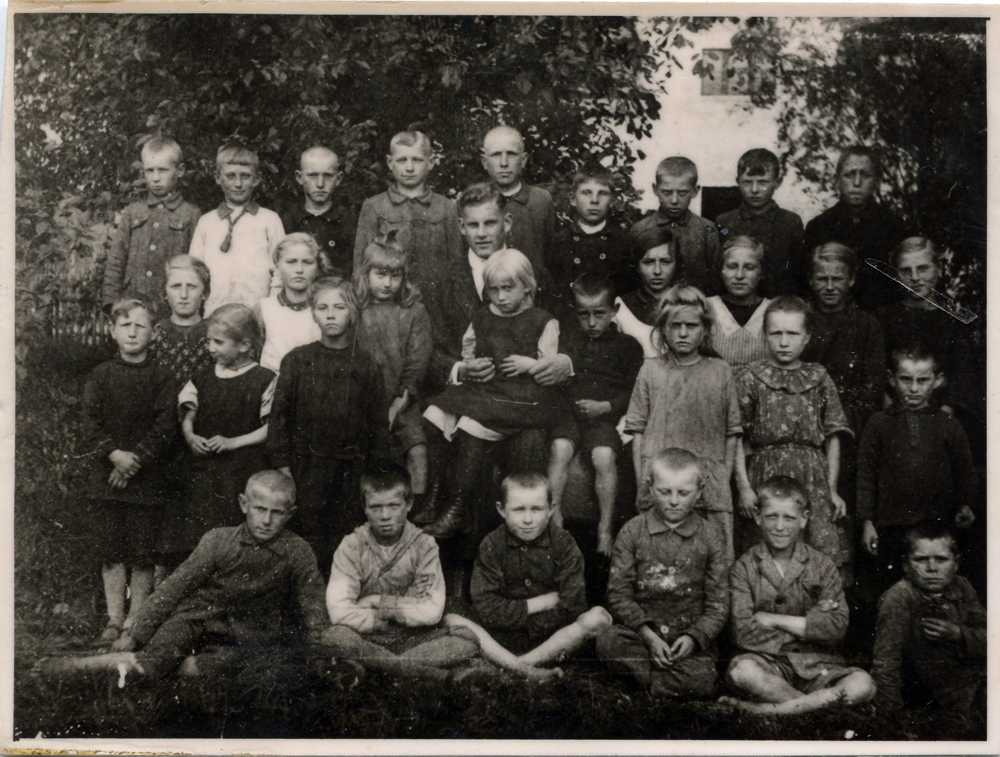 Lehrer Esthner mit Kindern der Schule Großseedorf