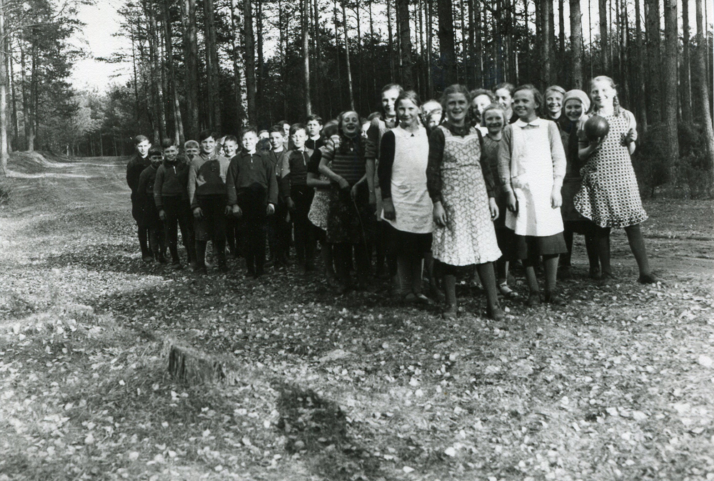 Schüler und Schülerinnen des 5. und 6. Schuljahres, die Lehrer Kallmeier unterrichtete, bei einem Ausflug, ca. 1937/38