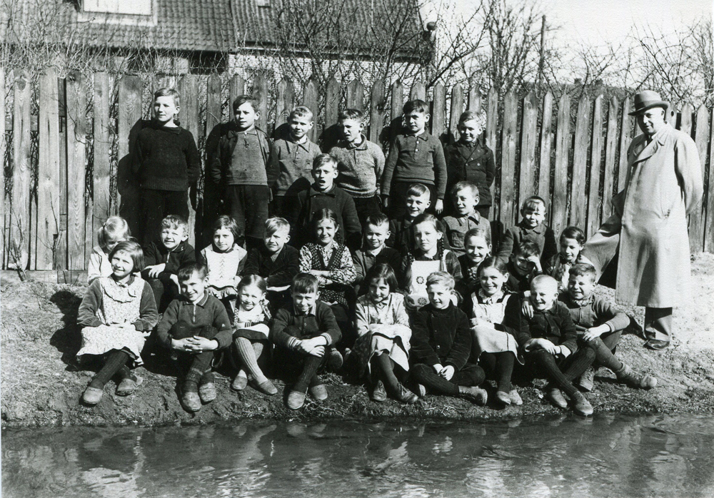 Schulkinder aus Grünfließ mit Lehrer Nottelmann (1937/38)