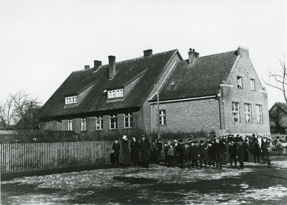 Schüler und Schülerinnen vor der Volksschule. Leiter der Schule war zu dieser Zeit Herr Romeyke (Winter 1937/38)