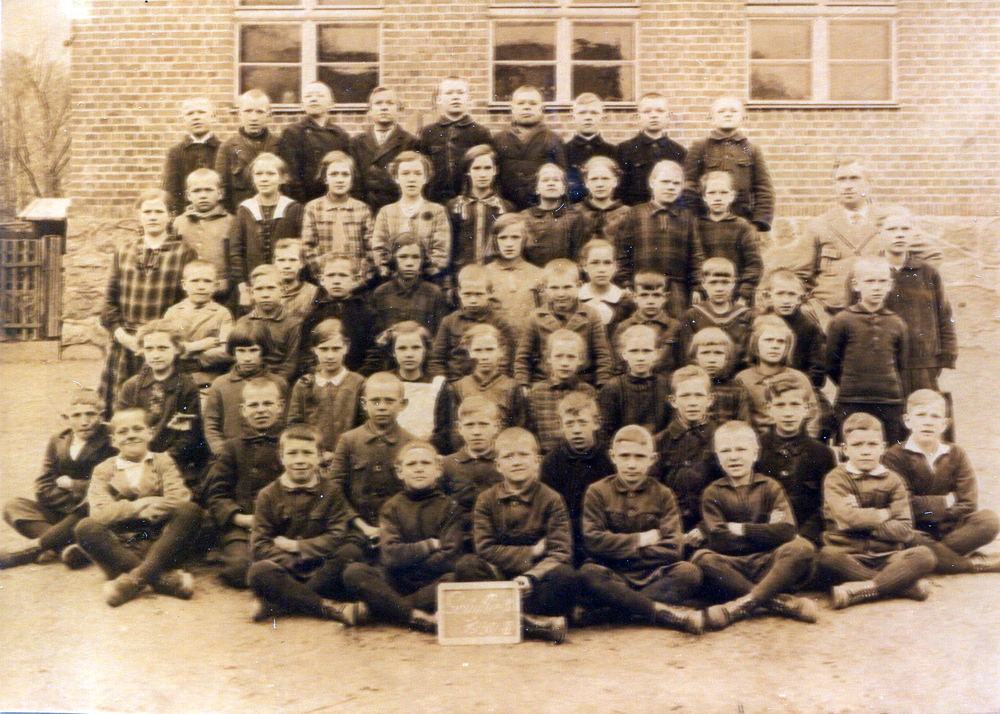 Klasse II der Volksschule Grünfließ mit Lehrer Amenda 1930