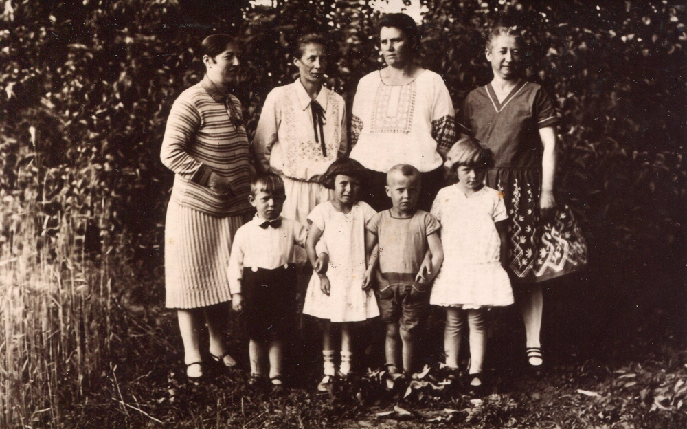 Ittauer Mütter mit ihren Sprößlingen