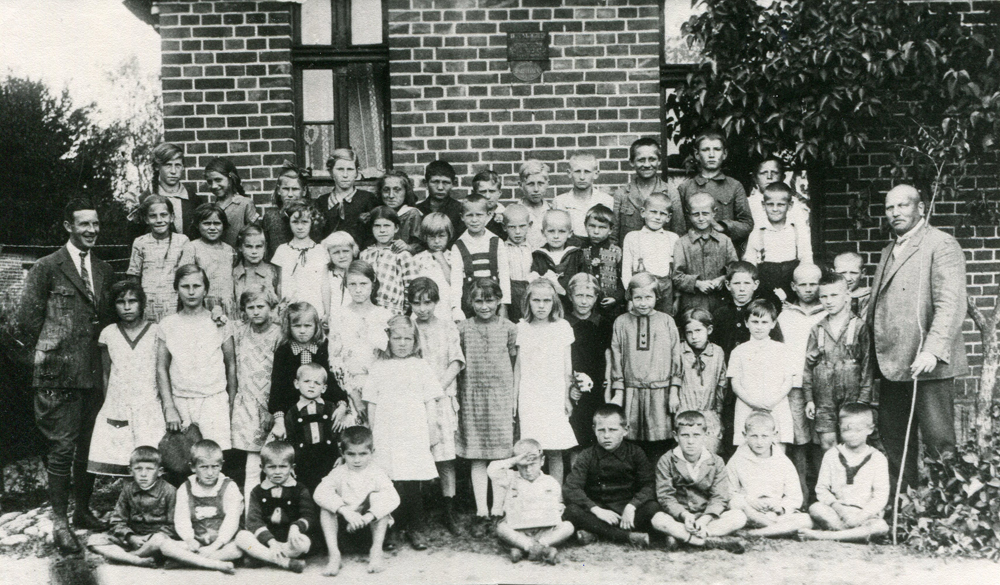 Schüler der Schule in Ittau 1927 mit Lehrer Pallasch und Lehrer Gallop