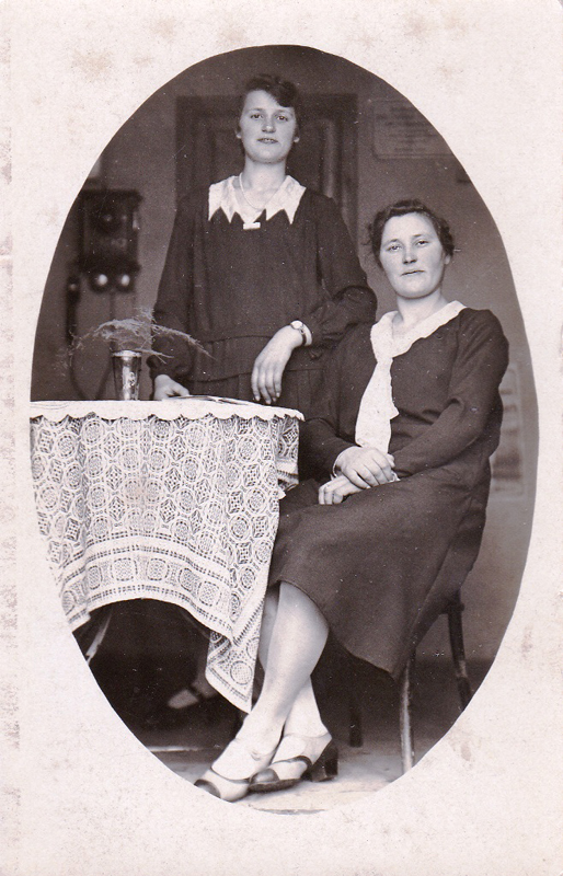 Auguste Lassek (stehend) und Berta Lassek (sitzend)