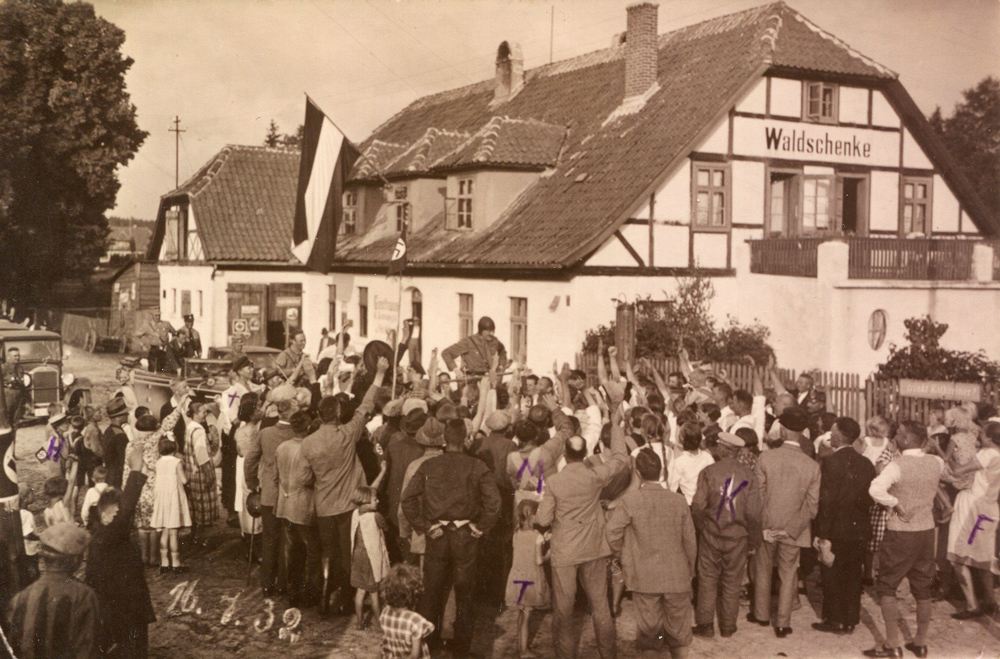 Vor dem Gasthaus zur Waldschenk am 16.7.1932