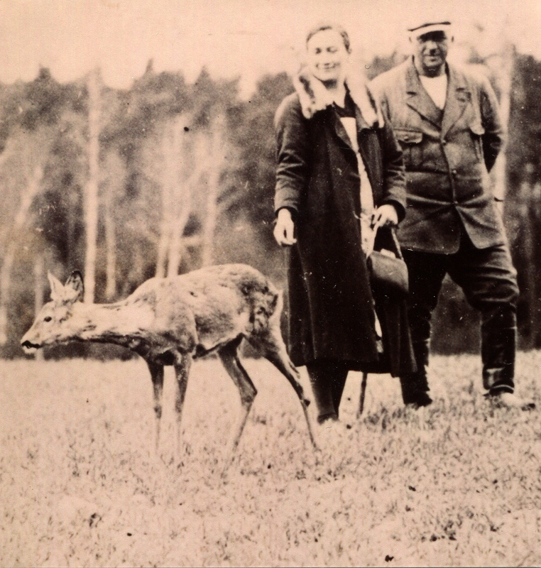 Gutsbesitzer Rudolf Spalding mit Ehefrau Betty, geb. Korthals und einem zahmen Reh (1938)