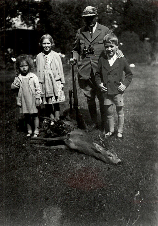 Dr. Haedge mit seinen Kindern nach einer Jagd