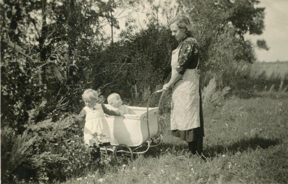 Lisbeth Jendrejewski mit den Kindern Ursel und Gerhard - 1940