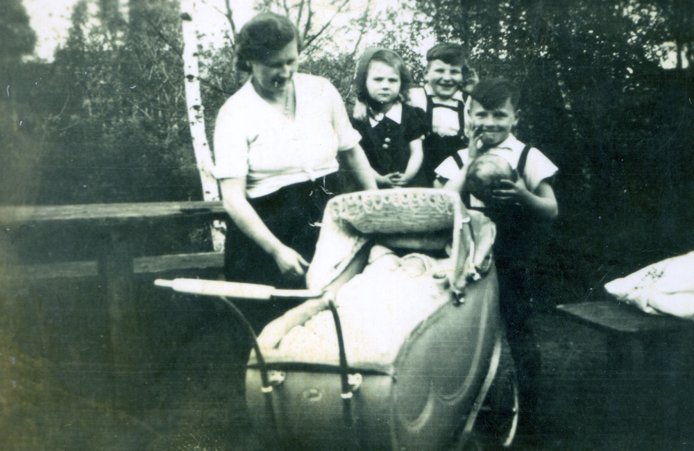 Elisabeth Wallesch mit Kindern