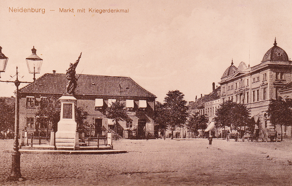 Großer Markt mit Krieger-Denkmal