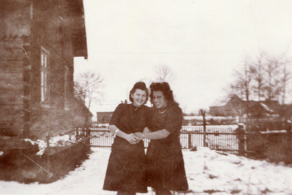 Vor dem Gehöft der Familie Nienerza - Winter 1942