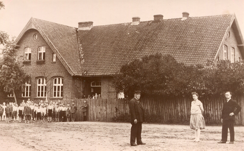 Schule um 1927 mit den Lehrern Lange und Mikosch