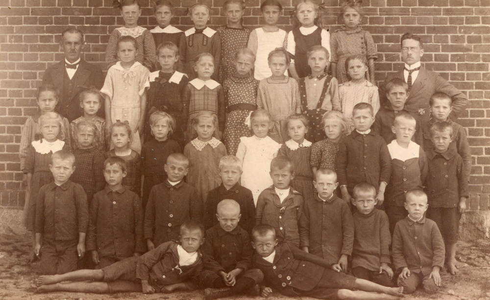 Die zweite Schulklasse mit den Lehrern Lange und Lankau (1921)