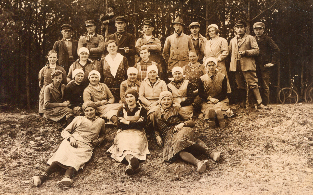 Wald- und Forstarbeiter in der Försterei Uszannek im Jahre 1933