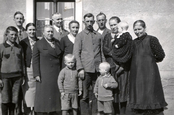 Familien Burdinski 1933 vor dem Haus von Hermann Burdinski in Roggen
