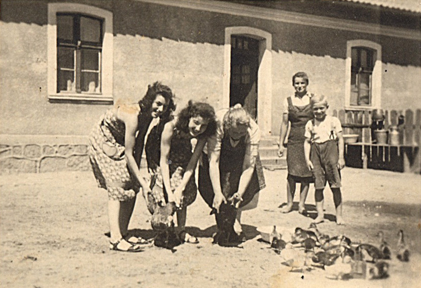 Vor dem Haus von Hermann Burdinski - 1943