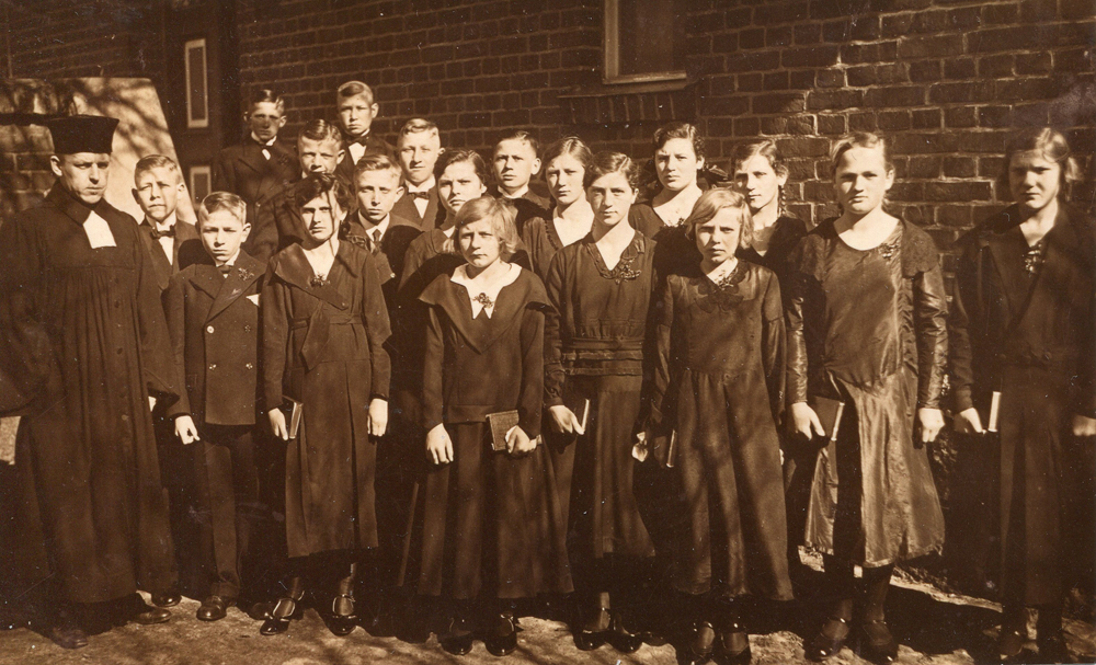 Konfirmanden aus Saberau und Salleschen im April 1933