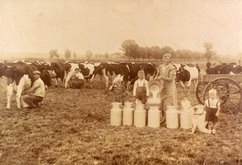 Familie des Bauern Jebram beim Melken