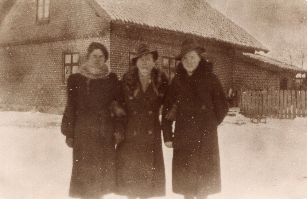 Ida, Margarete und Ottilie Posdziech in Schuttschen - 1938