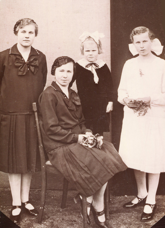 Konfirmandin Ida Posdziech mit ihren Schwestern Ottilie, Maria und Margarete am 1.4.1928 (Palmsonntag)