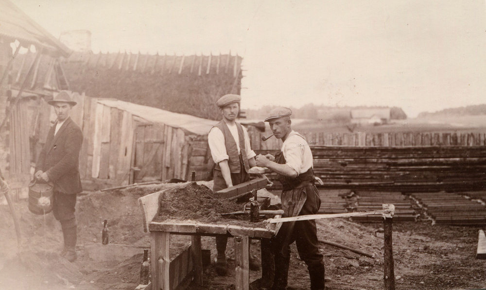 Ziegelherstellung beim Gastwirt Rogalla (um 1929)