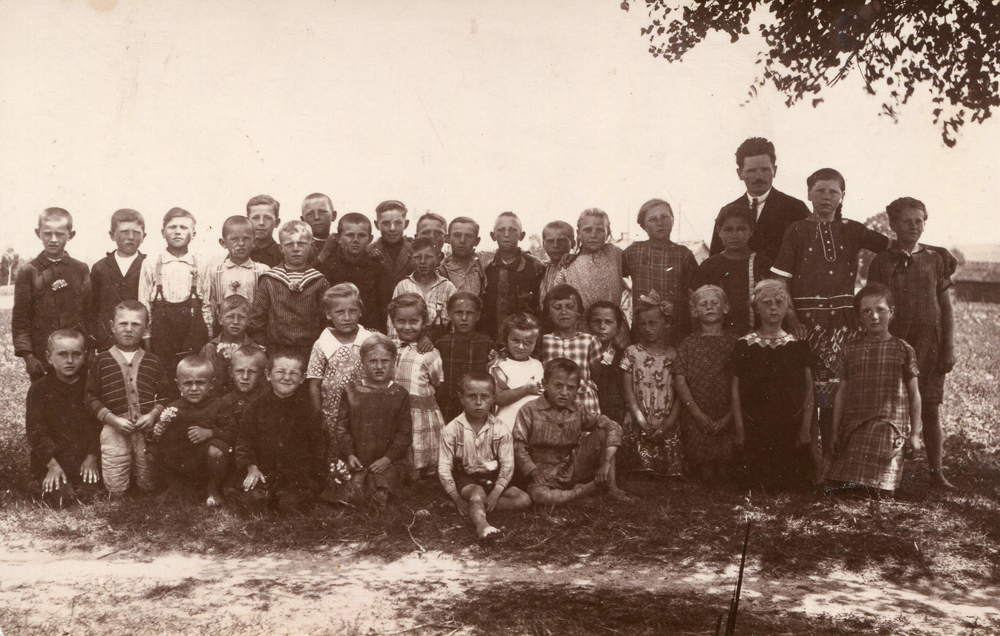 Schulklasse mit Lehrer Roch in Schuttschenofen um 1928
