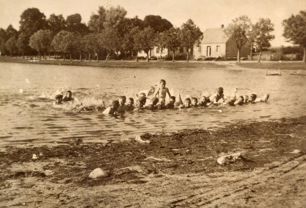 Dorfkinder beim Baden im Seebener See im Sommer 1943