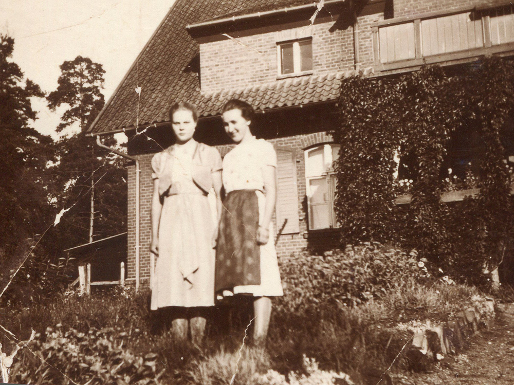 Helene Behnert und Alma Sendatzki vor dem Forstamt Kommusin