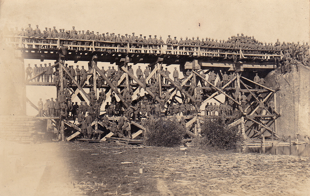 Von Pionieren zwischen dem 2. und 8. September 1914 erbaute Brücke