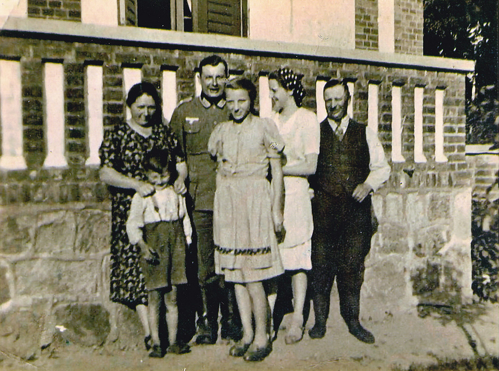 Familie Czaczkowski mit Dienstmädchen und Soldaten