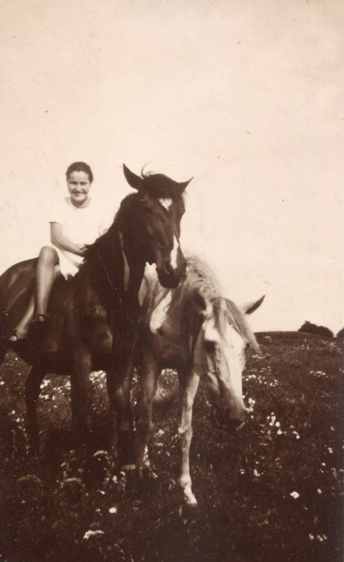 Gertrud Dlugokinski mit Pferden auf der Weide - 1942