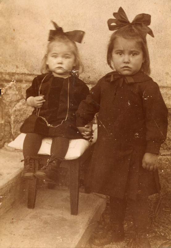 Gertrud und Elli Dlugokinski im Jahre 1927
