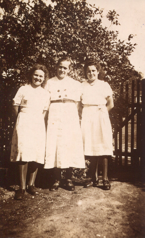 Frau Dlugokinski mit ihren Töchtern Elli und Gertrud