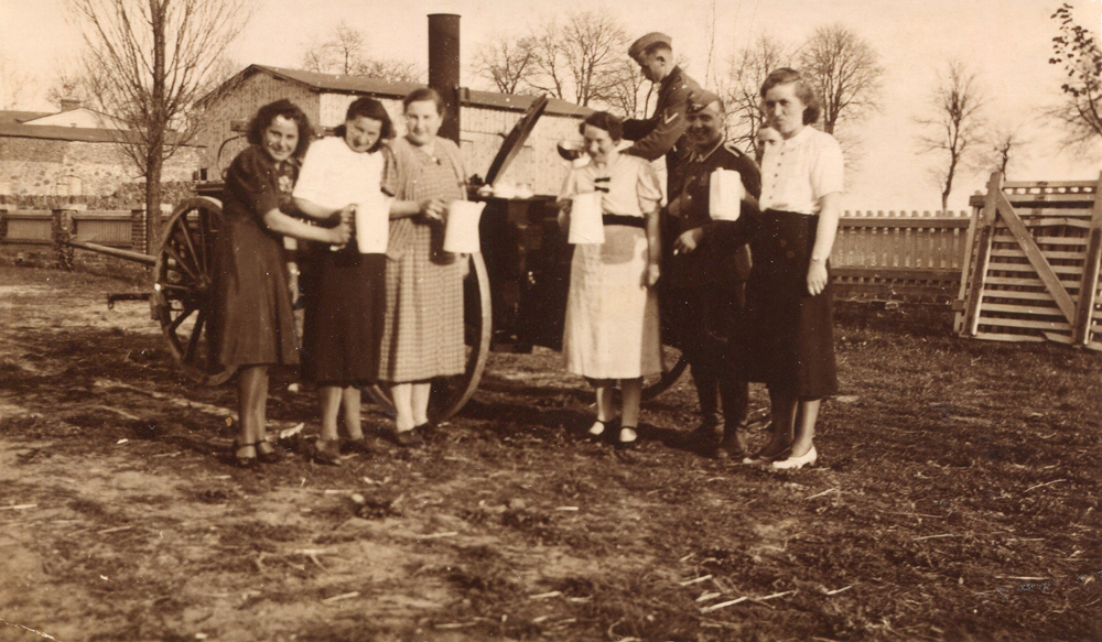 Zur Erinnerung an den Muttertag mit Soldaten im Garten der Schule in Usdau am 24.5.1941
