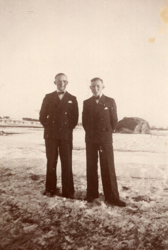 Erich (links) und Alfred Losch im April 1942